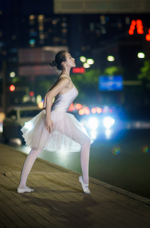 塞尔维亚女篮在欧洲冠军赛中展现统治力,奋力夺牌